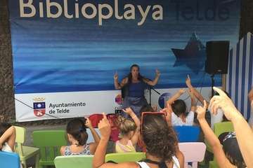 La BiblipPlaya de Telde distrae a los menores con cuentos y canciones/TA.